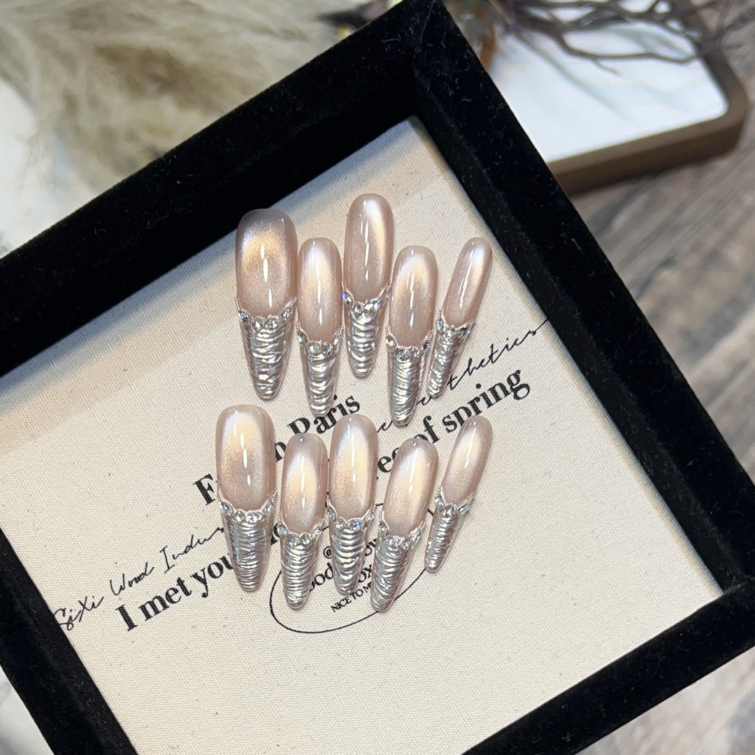 Stylisches Press-On-Nagelset mit metallischen Akzenten