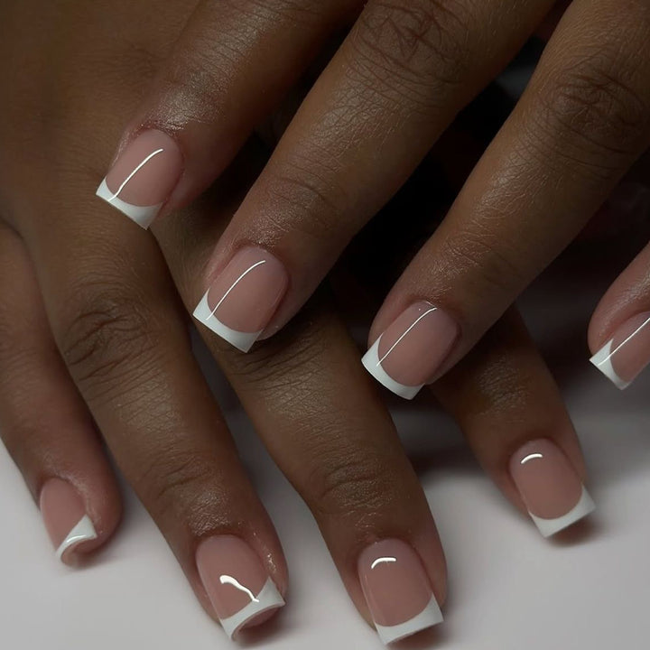 Elegante French Tip Press-On Nagelkunst Karnz