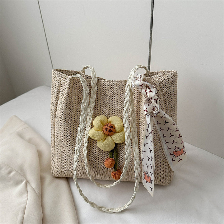 Blumengeschmückte Strohtasche