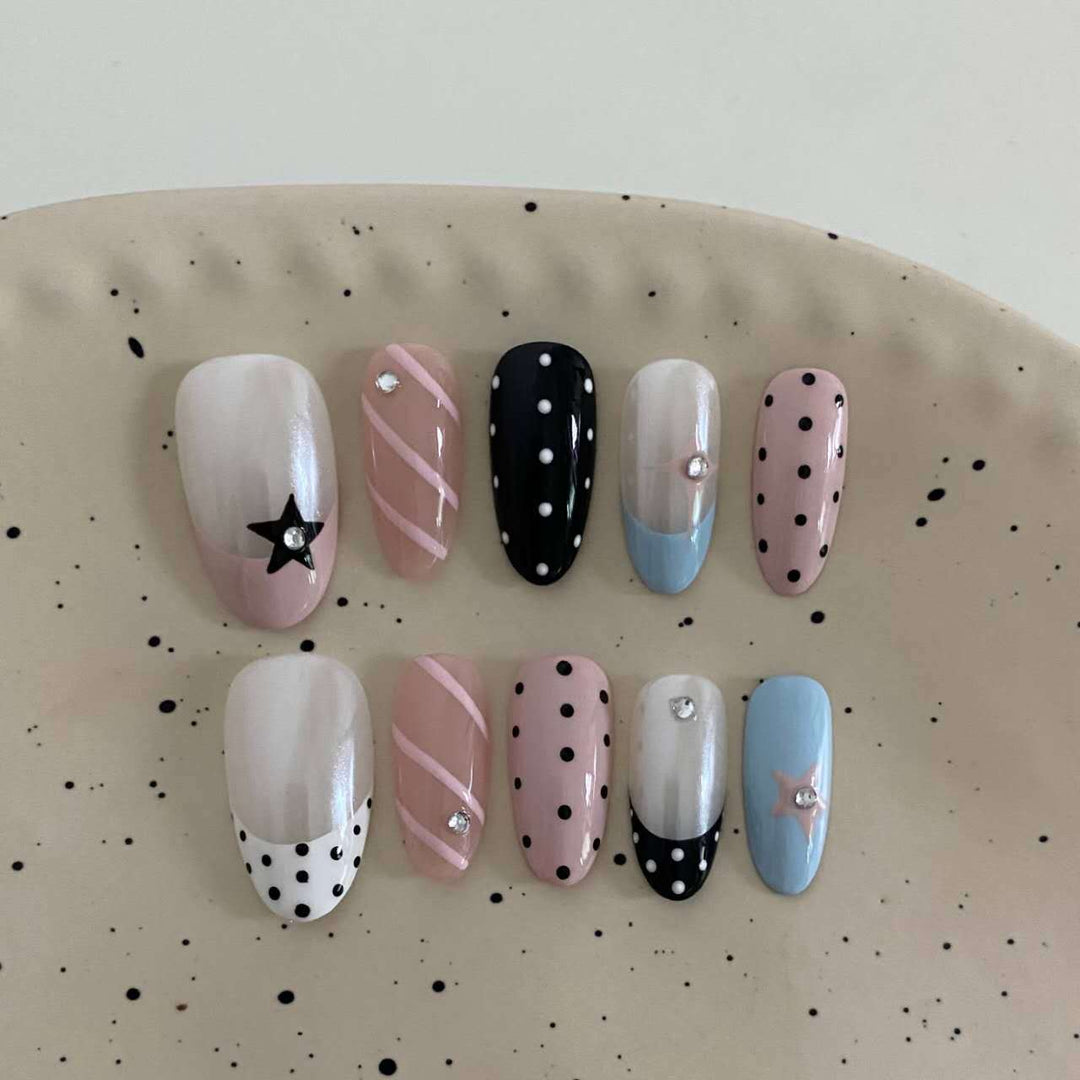 Elegantes Press-On Nagelkunst-Set mit einzigartigen Mustern