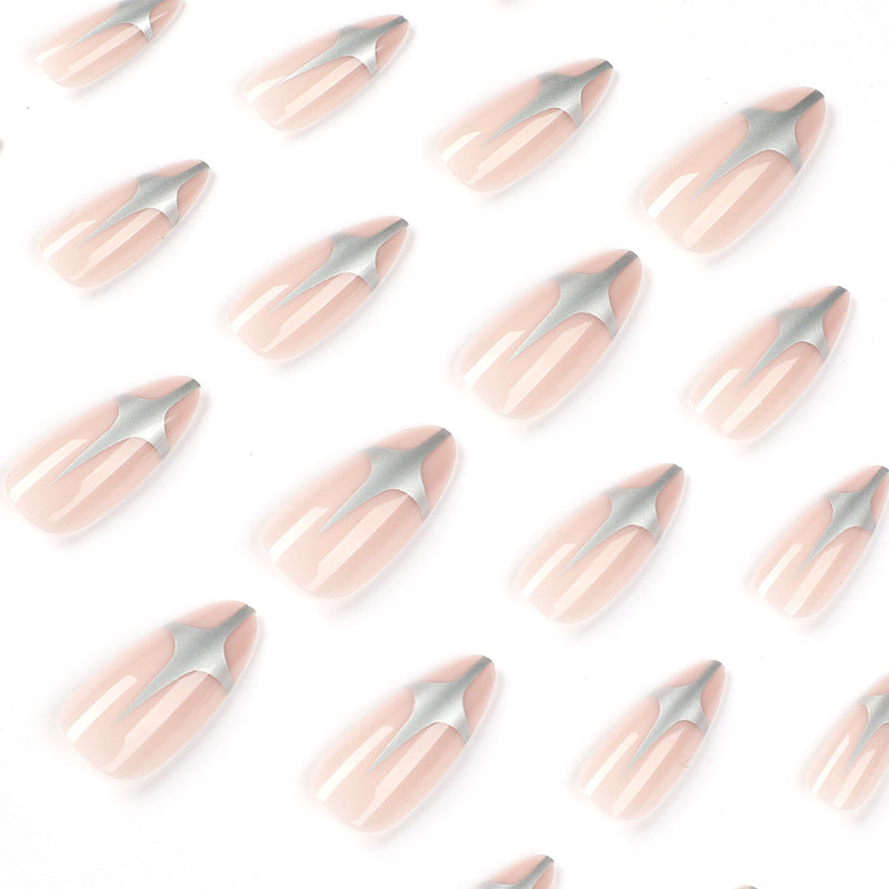 Kunstvolle Stiletto-Nägel mit Silber-Akzenten Karnz