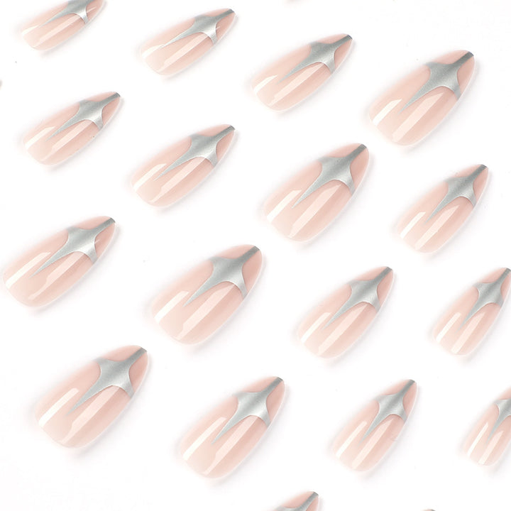 Kunstvolle Stiletto-Nägel mit Silber-Akzenten Karnz