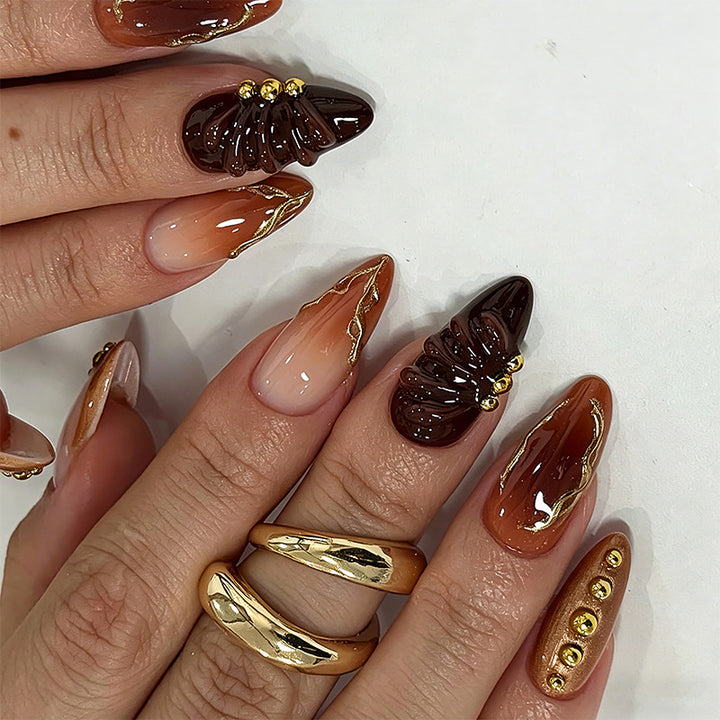 Kunstvolles Nagelset mit floralen Akzenten Karnz