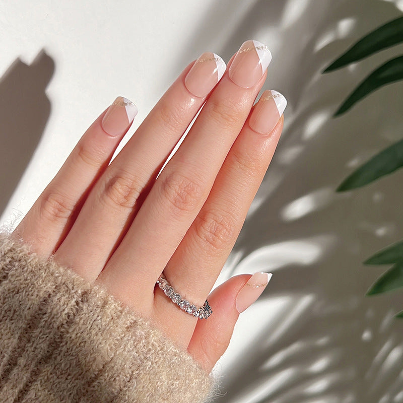 Kunstvolle Nagelverlängerungen mit elegantem Blattmuster Karnz