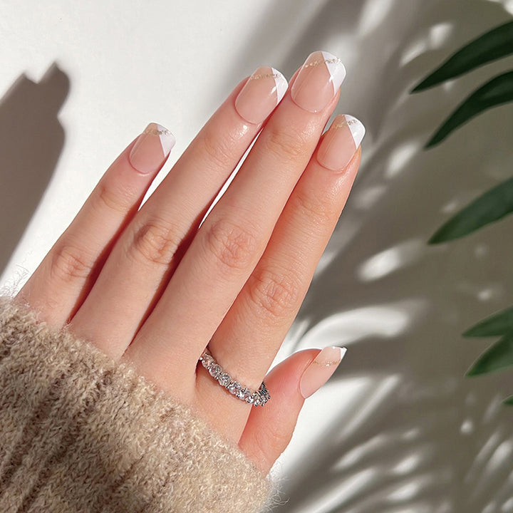 Kunstvolle Nagelverlängerungen mit elegantem Blattmuster Karnz