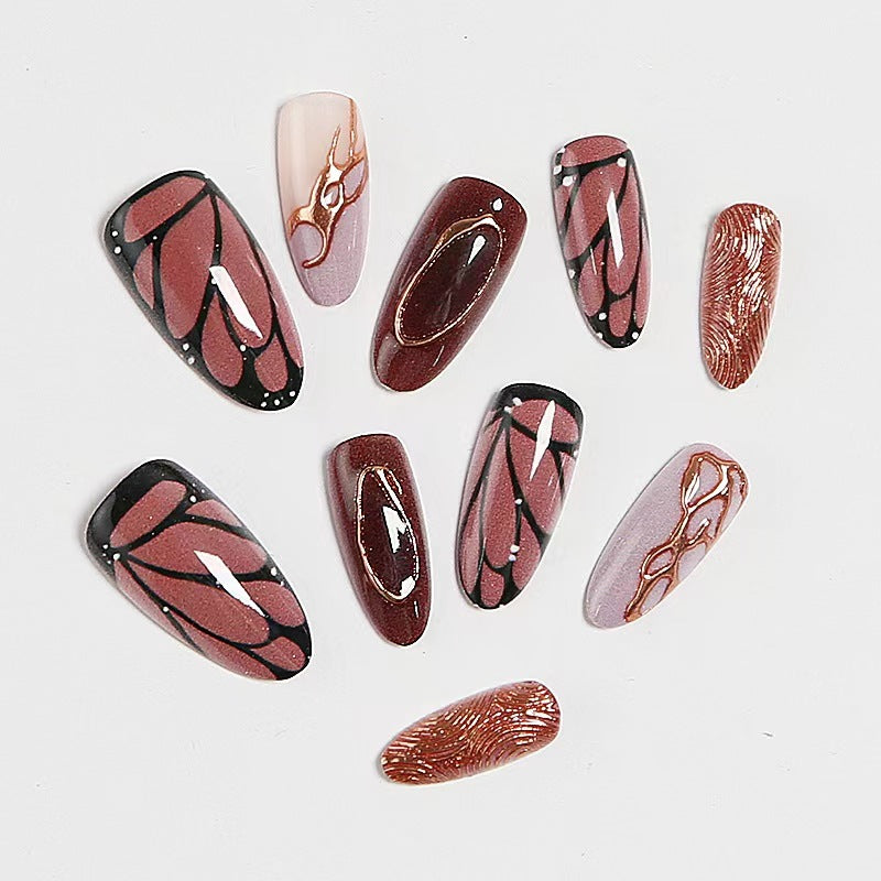 Kreatives Nageldesign mit kunstvollen Verzierungen Karnz