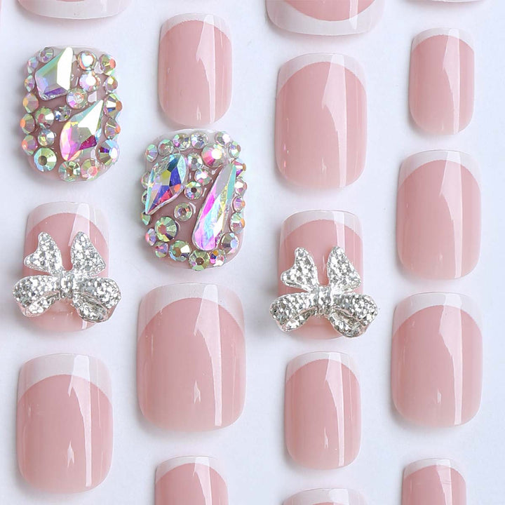 Elegante Gelnägel mit Glitzerstein Karnz