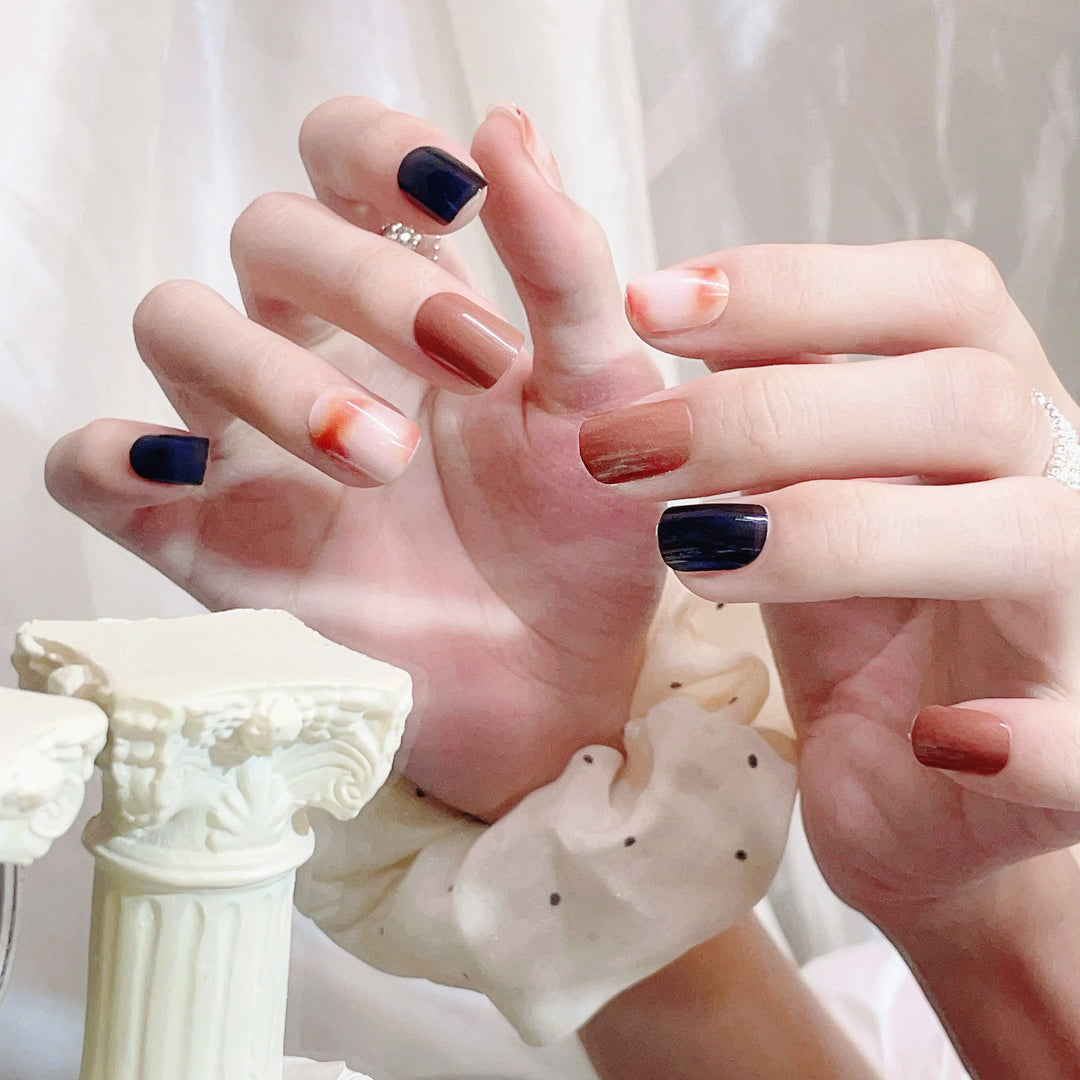 Elegantes Press-On-Nagelset mit abstrakten Designs