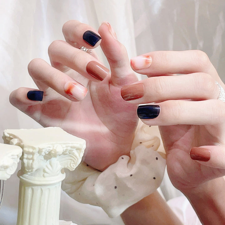 Elegantes Press-On-Nagelset mit abstrakten Designs