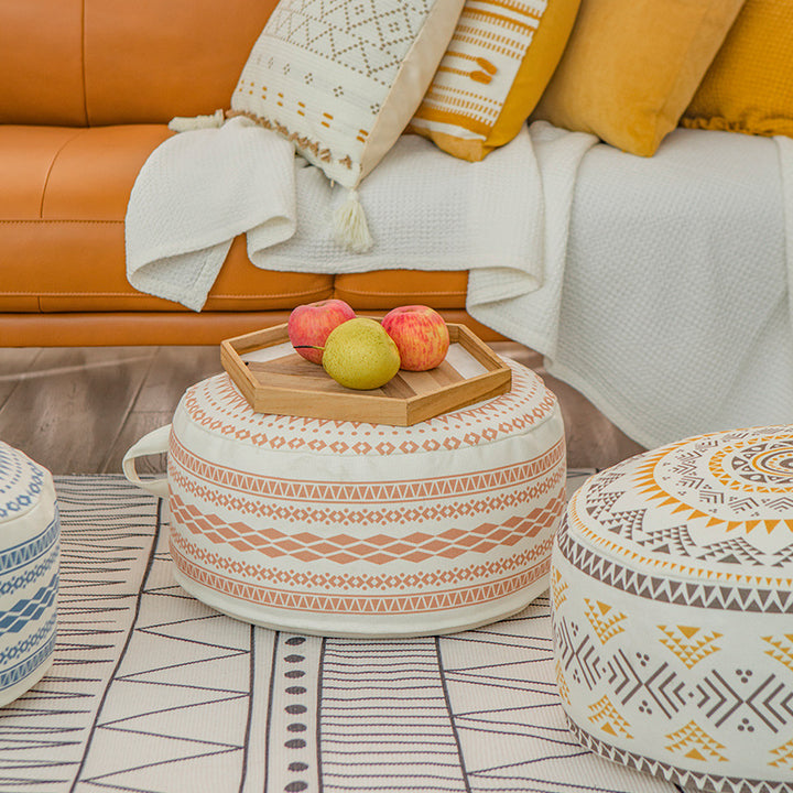 Runder Sitzpouf aus robustem Baumwollmix mit Ethno-Mandala‑Print und Tragegriff