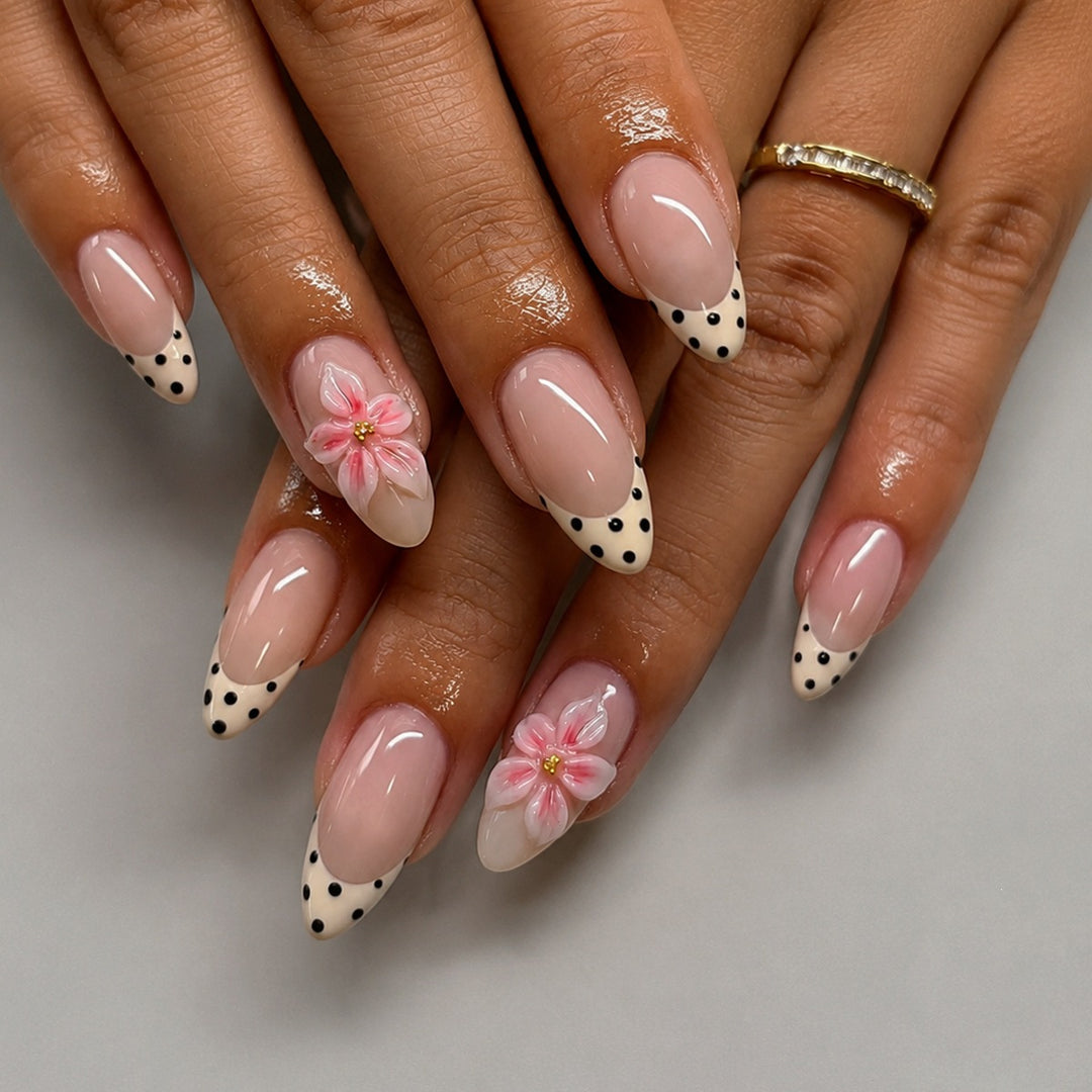 Kunstnagelset mit kreativen Blüten- und Punkten Karnz