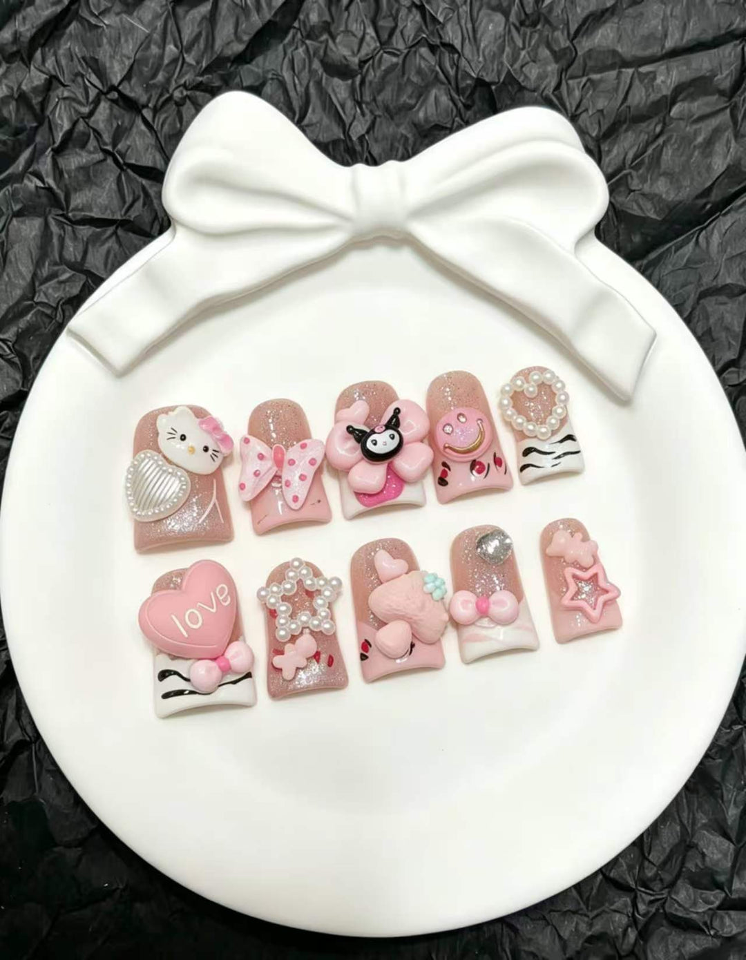 Dekoratives Press-On Nail Art Set mit floralen und Insektenakzenten
