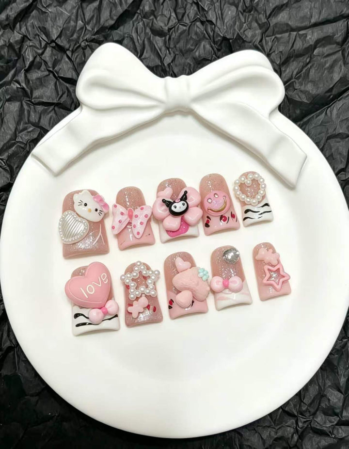 Dekoratives Press-On Nail Art Set mit floralen und Insektenakzenten