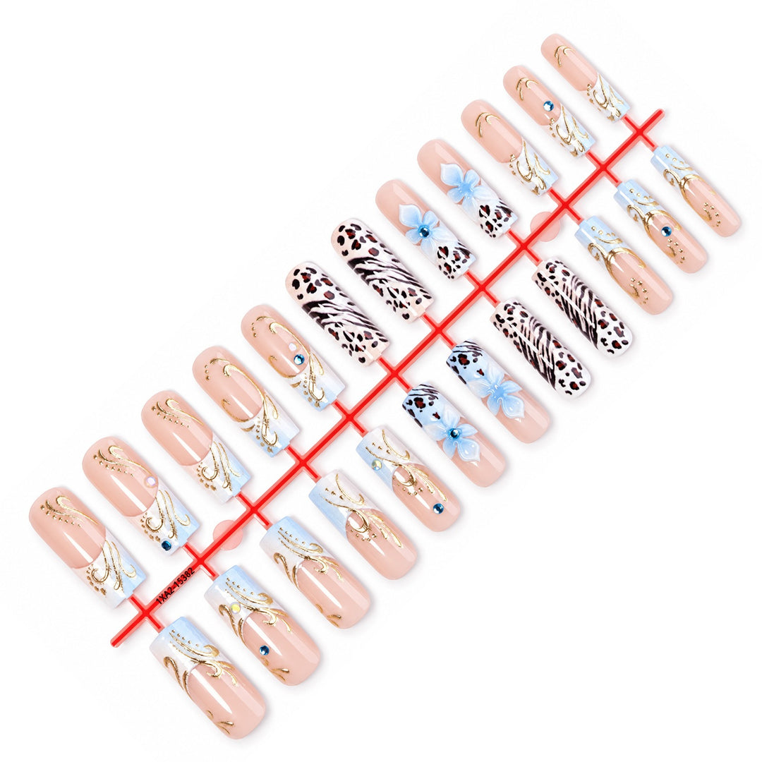 Glamouröses Kunstnagelset mit floralen Akzenten und Glitzerdetails Karnz