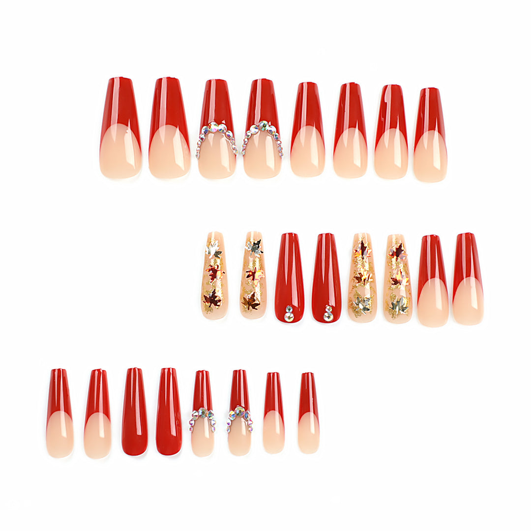 Glamouröse Acryl-Nägel mit Blätter-Design und Glitzerakzenten Karnz