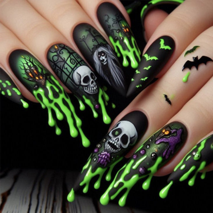 Kunstnagelset mit gruseligen Clown-Motiven und extravaganten Akzenten Karnz
