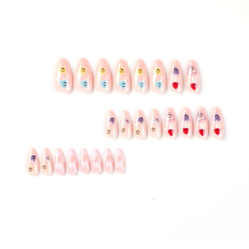 Kreative Nagelkunst mit verspielten Emoji-Motiven Karnz