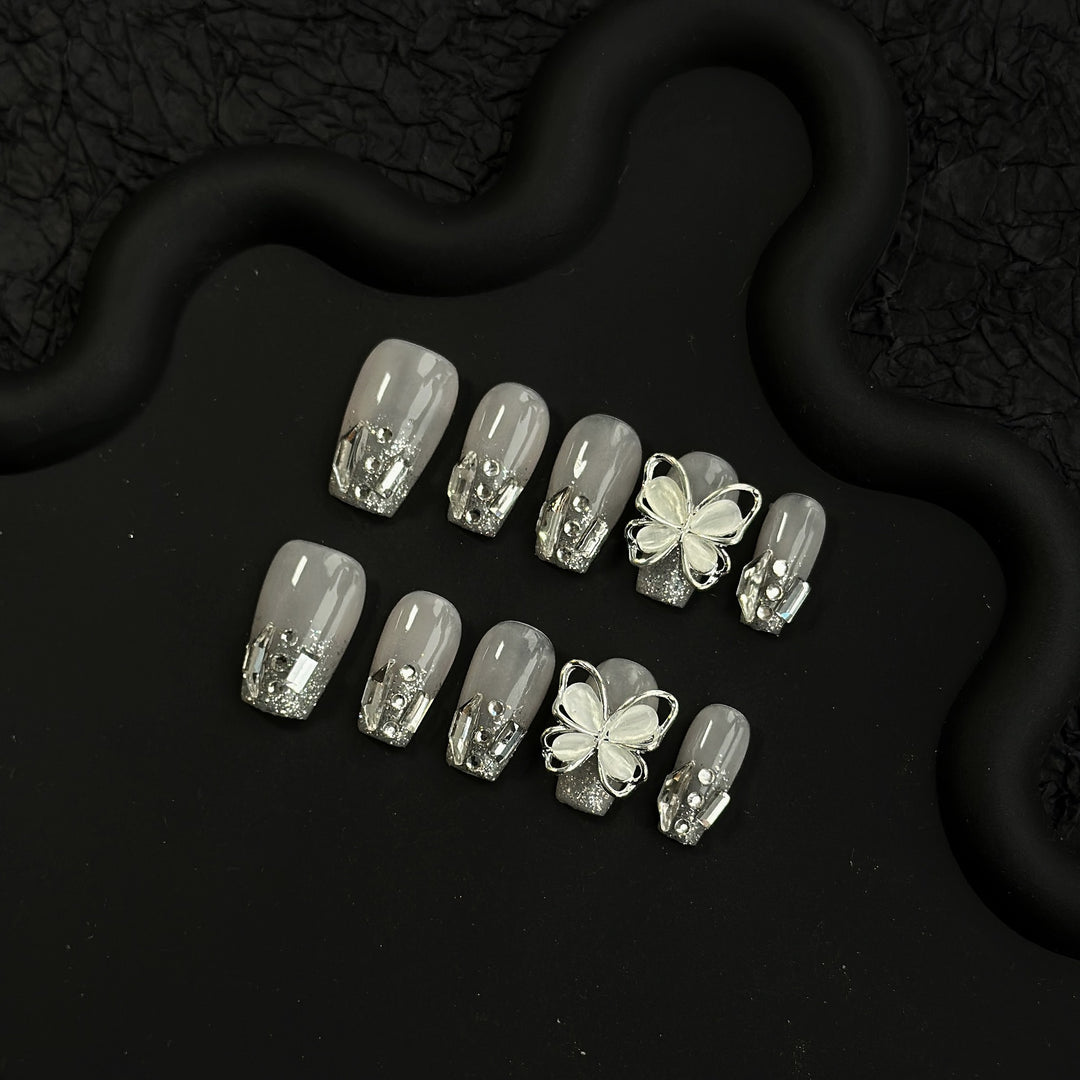 Elegantes Press-On Nail Art Set mit Schmetterlingen und silbernen Akzenten