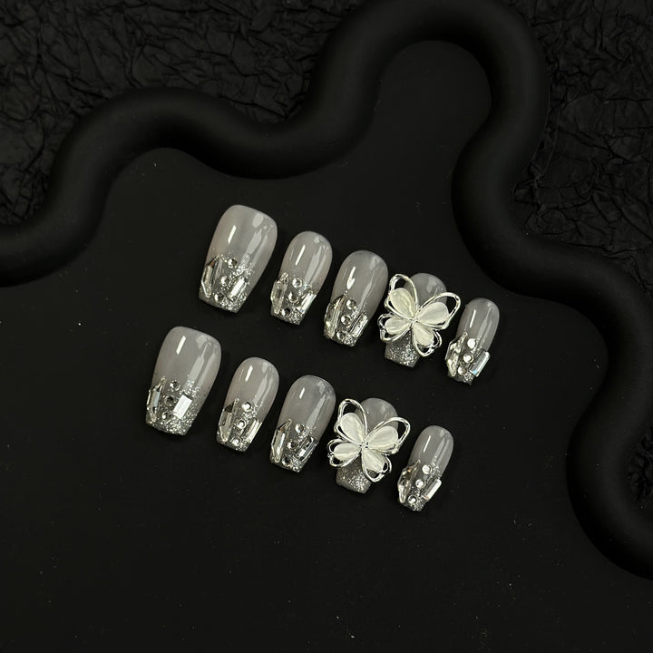 Elegantes Press-On Nail Art Set mit Schmetterlingen und silbernen Akzenten