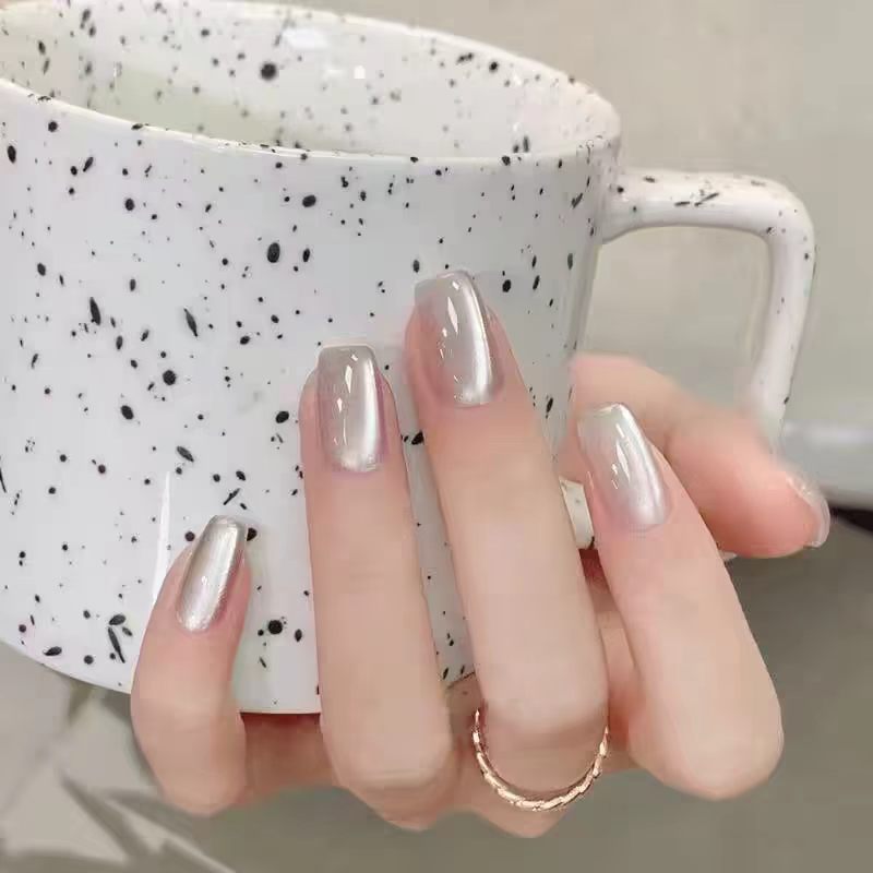 Elegantes glänzendes Press-On-Nagelset Karnz