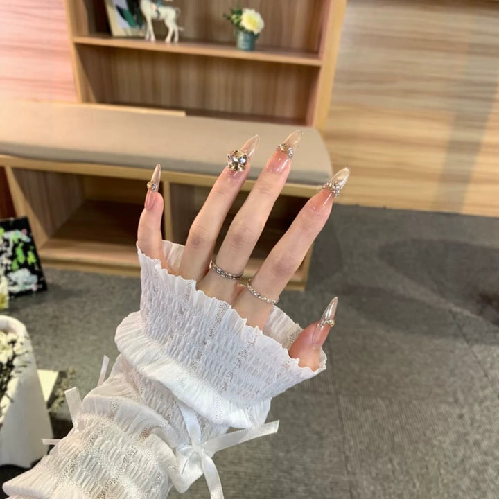 Glamouröse mit Kristallen besetzte Stiletto-Nagelkunstverzierungen