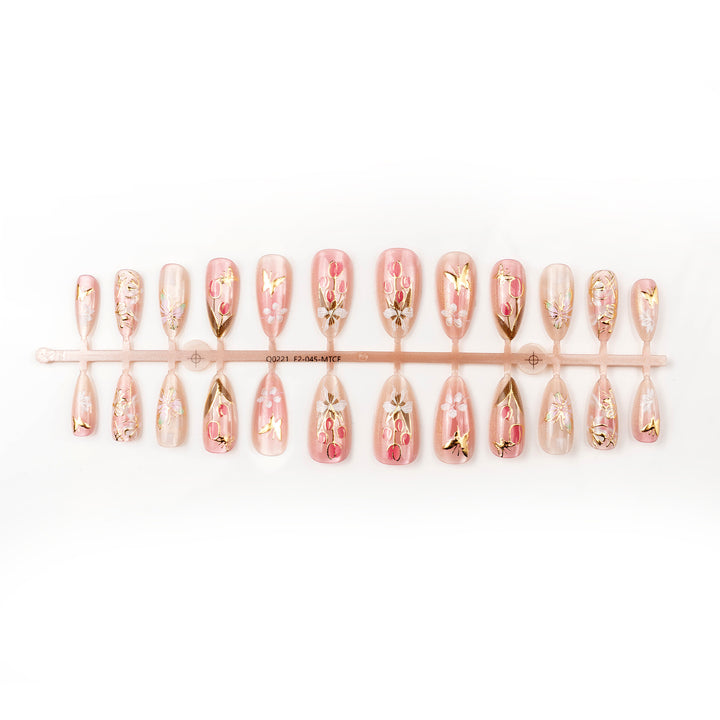 Kunstnagelset mit floralem und goldenen Akzent Karnz
