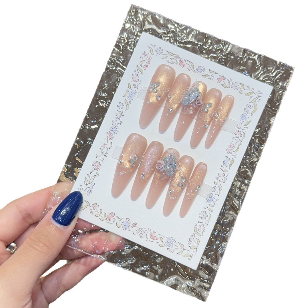 Kunstnägel mit Romantischen Blumen- und Glitzerdetails Karnz