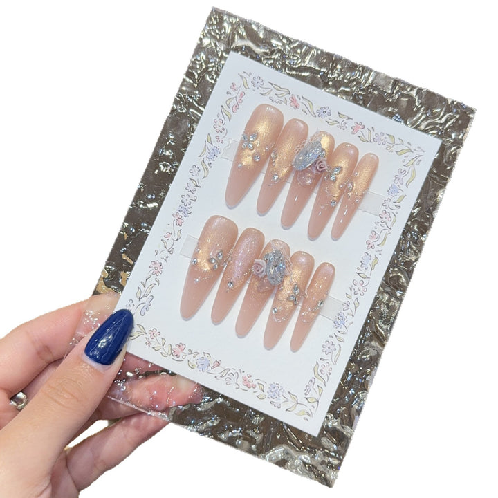 Kunstnägel mit Romantischen Blumen- und Glitzerdetails Karnz