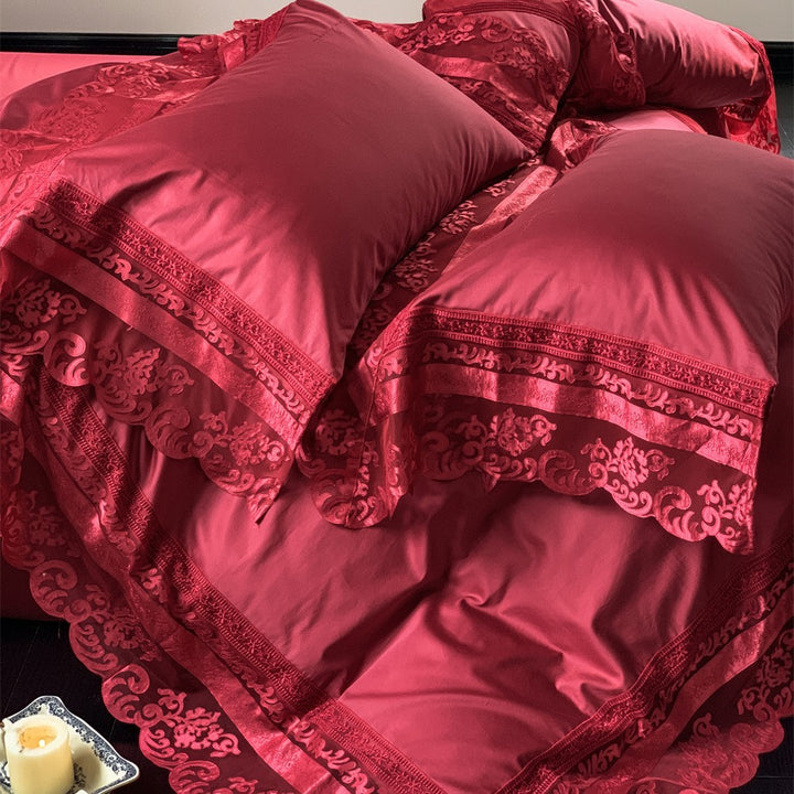 Extravagante Satin-Bettgarnitur mit Spitzenapplikation und Kissenbezügen