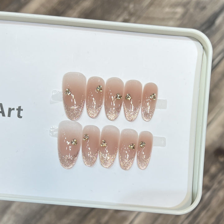 Glänzende Press-On Nagelkunst Tipps
