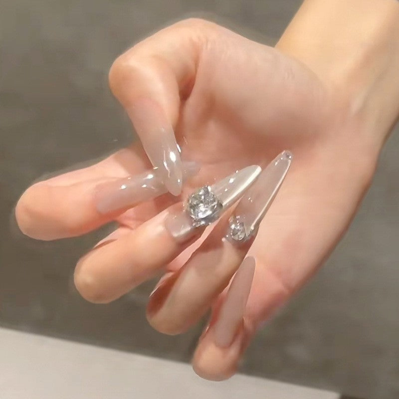 Kunstnagelset mit edlen Spitzen und Kristallakzenten Karnz