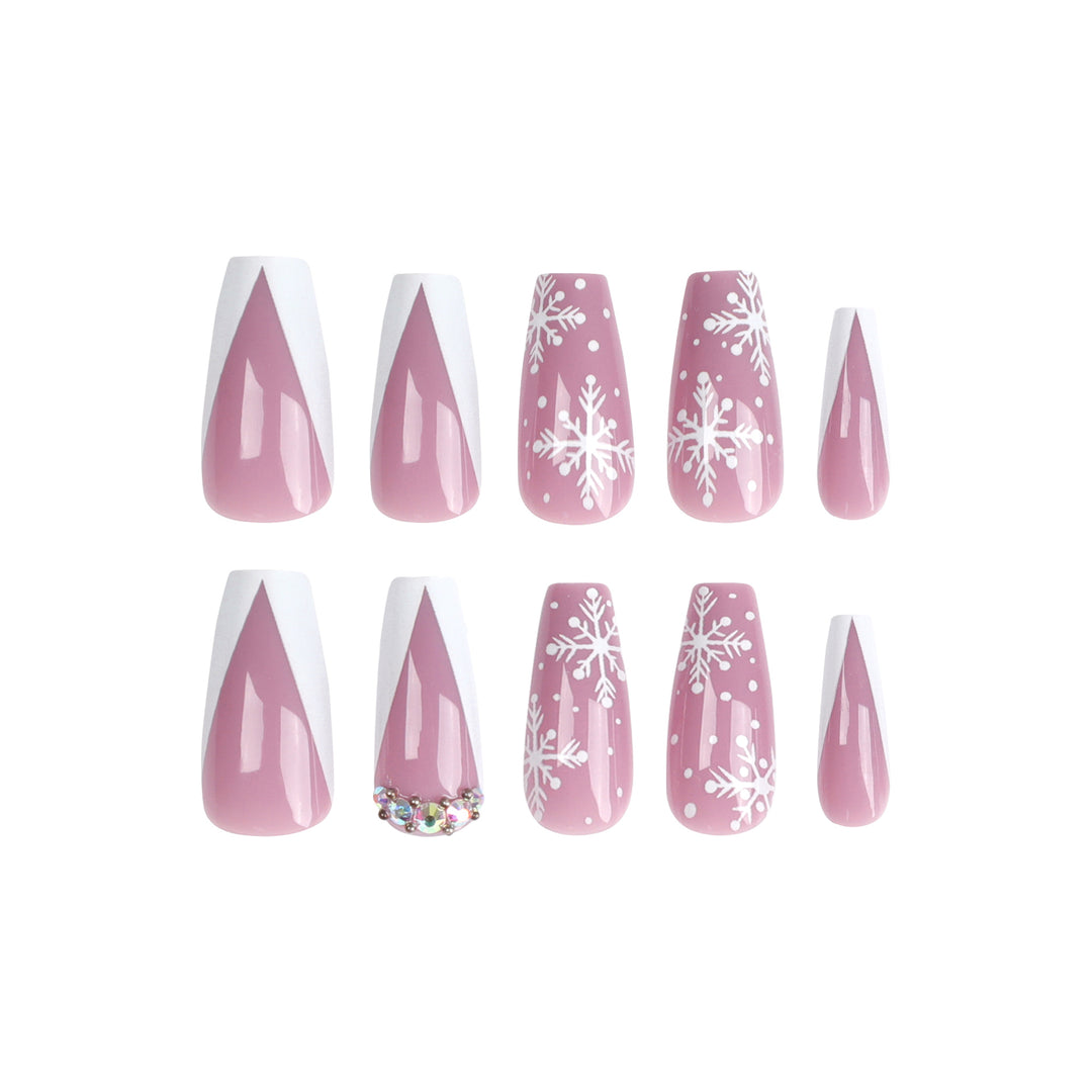 Kunstvolle Nagelverlängerungen mit Schneeflocken-Design und Glitzerakzenten Karnz