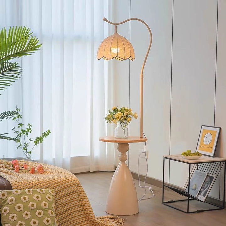 Moderne Stehlampe mit integriertem Beistelltisch