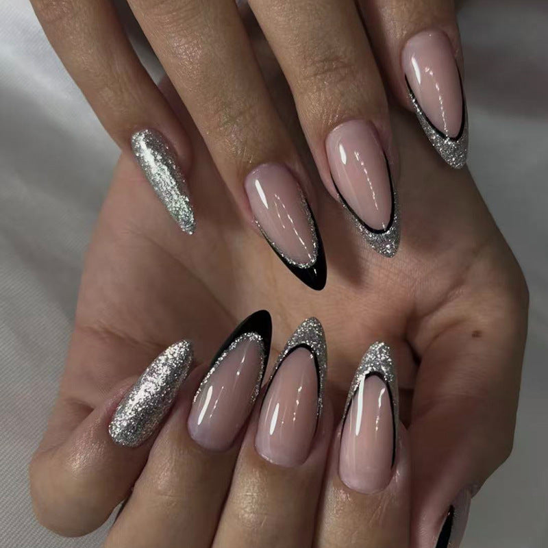 Kunstnagelset mit glamourösen Glitzerakzenten und elegantem Schwarz Karnz