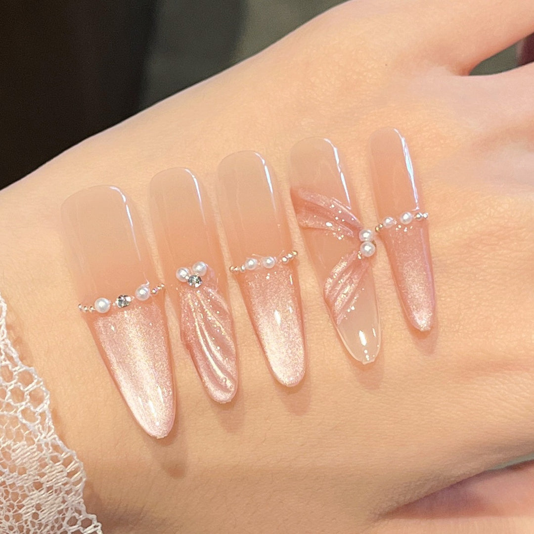 Künstlerische Stiletto Press-On Nagelkunst mit schimmernden Akzenten Karnz