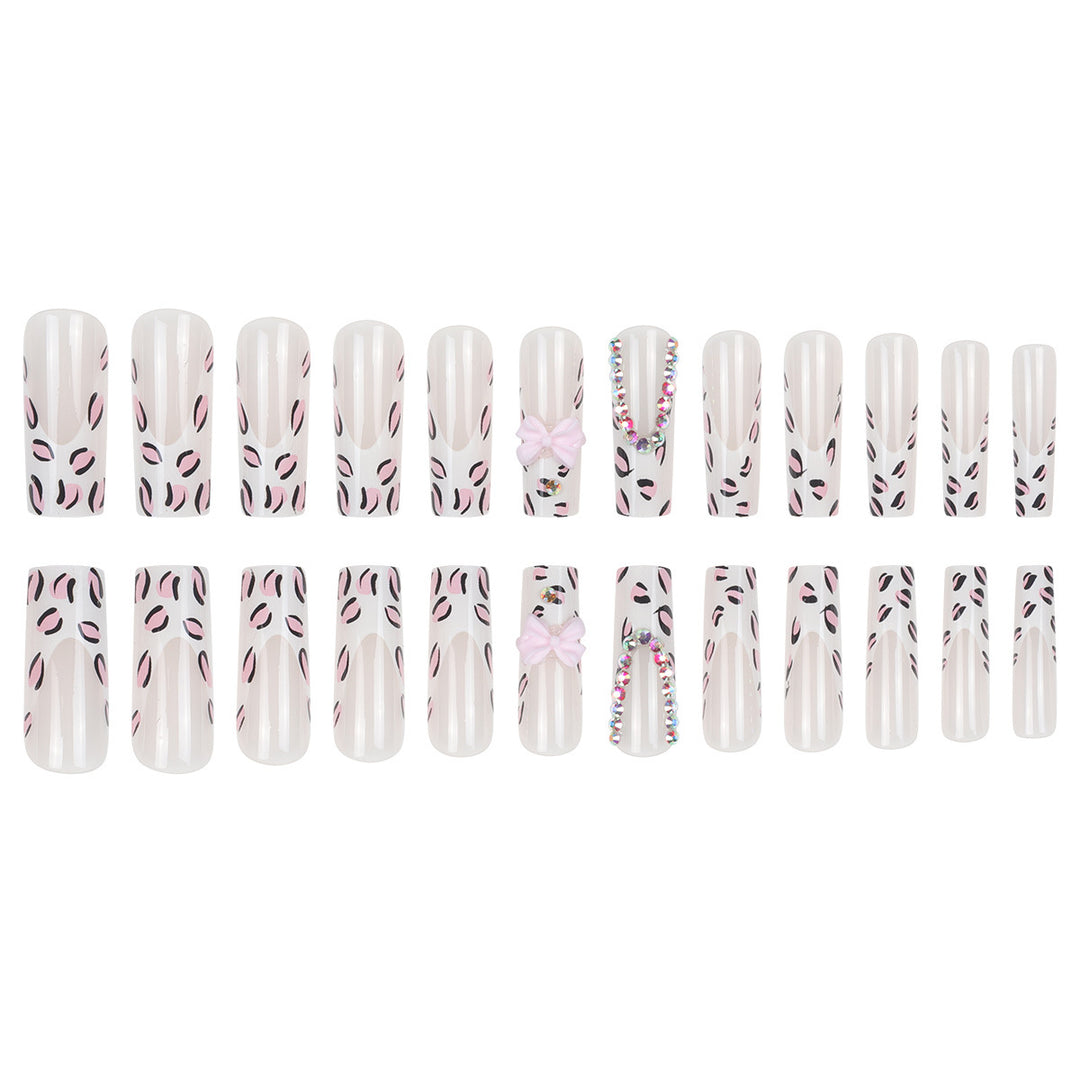 Dekorative Lange Stiletto Nageldesigns Karnz
