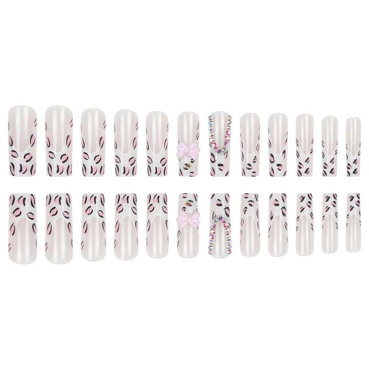 Dekorative Lange Stiletto Nageldesigns Karnz
