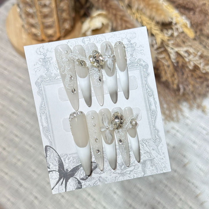 Dekoratives Stiletto Press-On Nagelkunst-Set mit elegantem Spitze- und Edelsteinakzenten Karnz