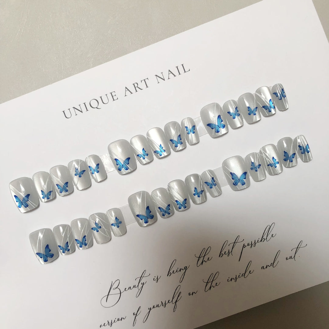 Elegantes Press-On-Nagelkunst-Set mit Blumendesign