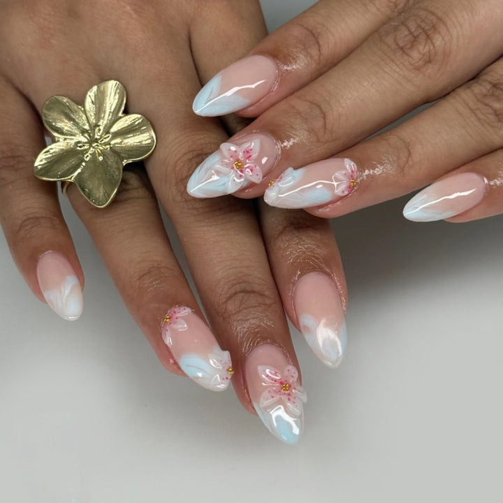 Elegante Kunstnägel mit floralen Akzenten Karnz