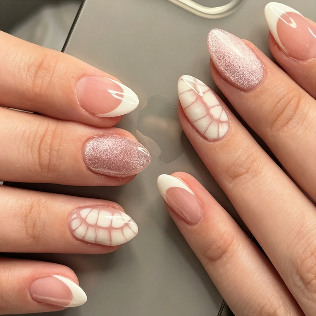 Kunstvolle Nagelverlängerungen mit schimmerndem Glitzer und einzigartigem Design Karnz
