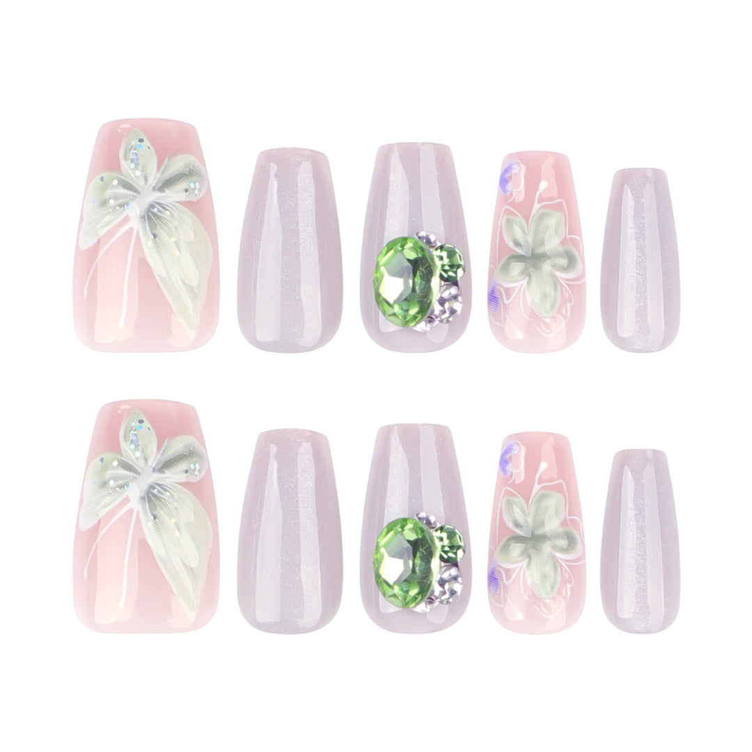 Elegante Nagelkunst mit floralen Akzenten Karnz