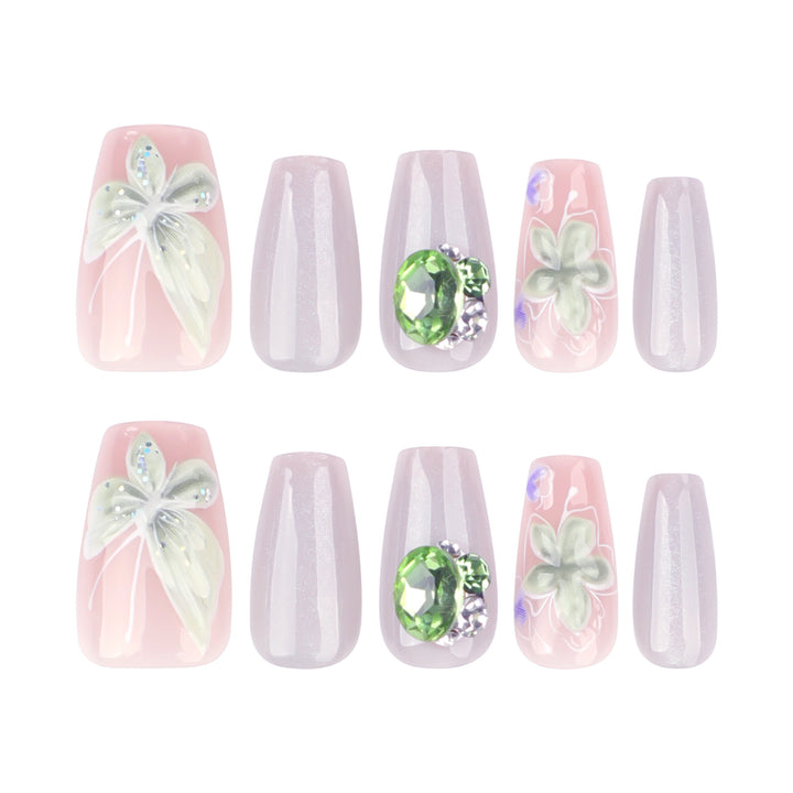 Elegante Nagelkunst mit floralen Akzenten Karnz