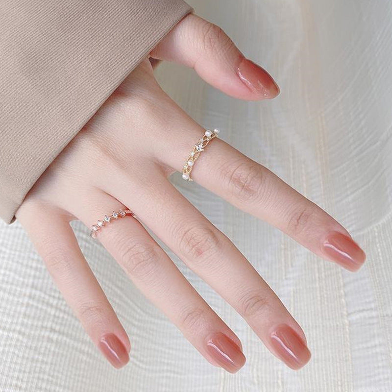 Elegantes, mit Kristallen verziertes Ring-Set