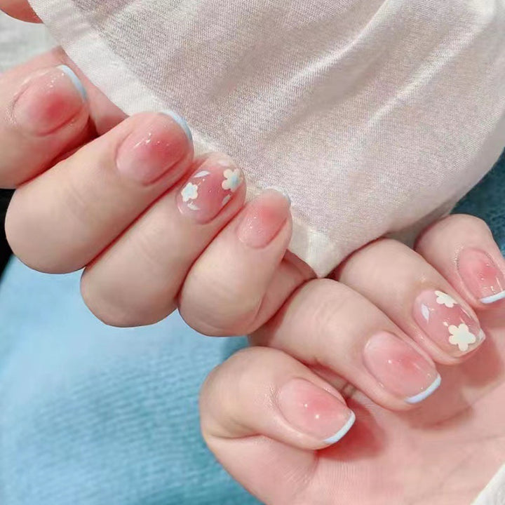 Kunstvolle Gel-Nägel mit zarten Blütenmotiven Karnz