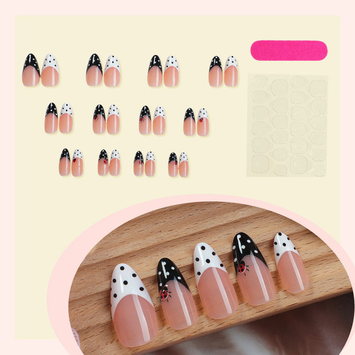 Kunstnagelset mit polka-nervigen Akzenten und funkelnden Details Karnz