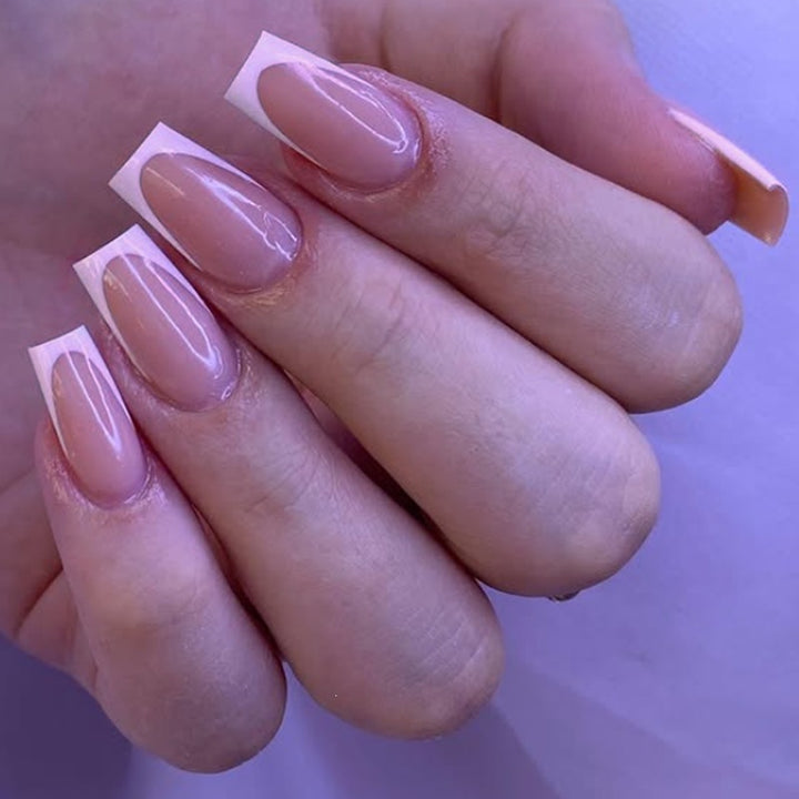 Kunstnagelset mit eleganten French-Tips und pflegenden Zubehörteilen Karnz