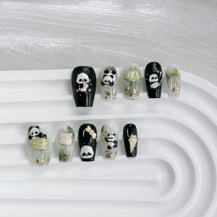 Künstlerisches Press-On Nagelkunst-Set mit süßen Panda-Designs