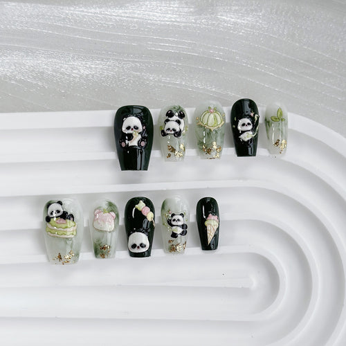 Künstlerisches Press-On Nagelkunst-Set mit süßen Panda-Designs