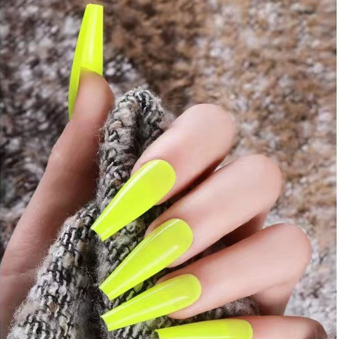 Kunstnagelset mit hochglänzenden spitzen Nägeln Karnz